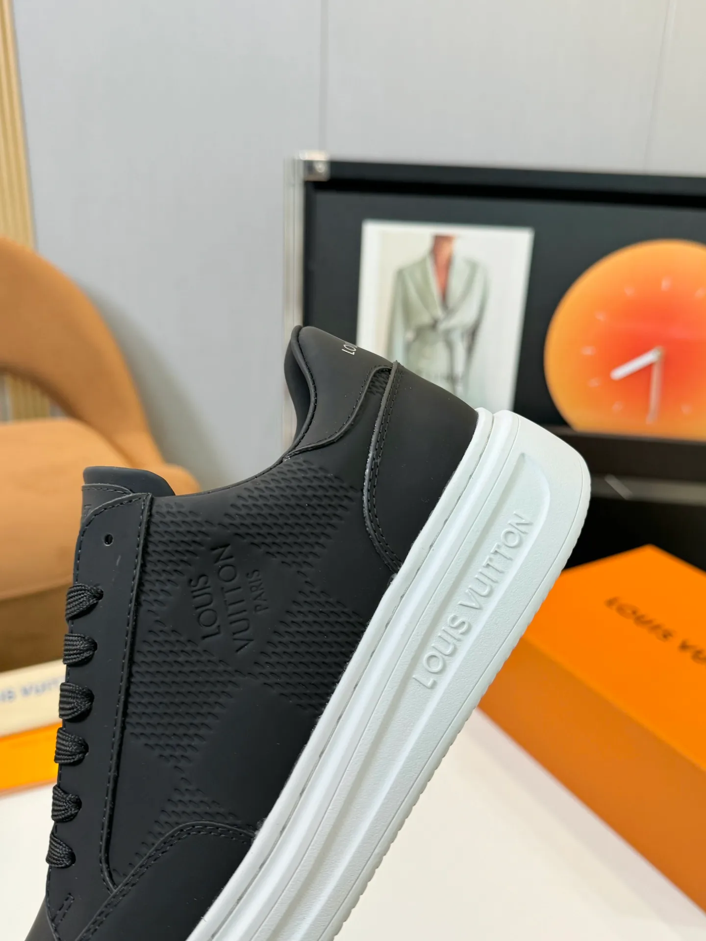 Men's Men's Shoes 💰620💰 LV [Beverly Hills Sports Shoes Series] This Beverly Hills sports shoes are made of grained cow leather with Damier pattern, echoing the current season's leather goods series. The thick rubber outsole is lightweight, and an embossed Louis Vuitton logo adds a branding touch. Padded insole and technical fabric lining enhance comfort.  Detailed Features ♛ Silk cowhide ➕ Tumbled cowhide ♛ Ultra-light rubber outsole ♛ Louis Vuitton logo on tongue and outsole ♛ Size: 38-46